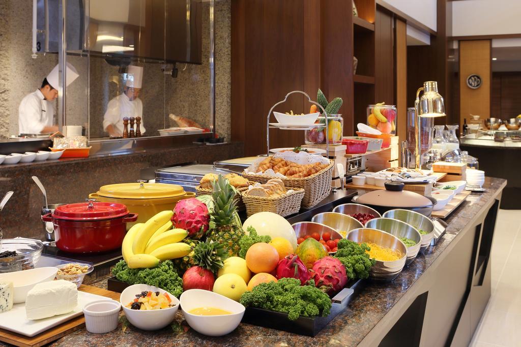 Hyatt Regency Naha, Okinawa Hotel Exterior foto A buffet at a hotel