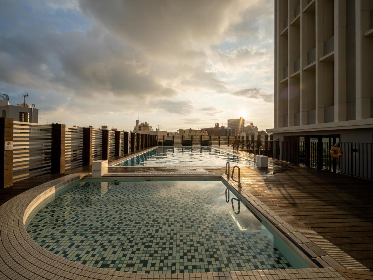 Hyatt Regency Naha, Okinawa Hotel Exterior foto The swimming pool at the rooftop of the hotel
