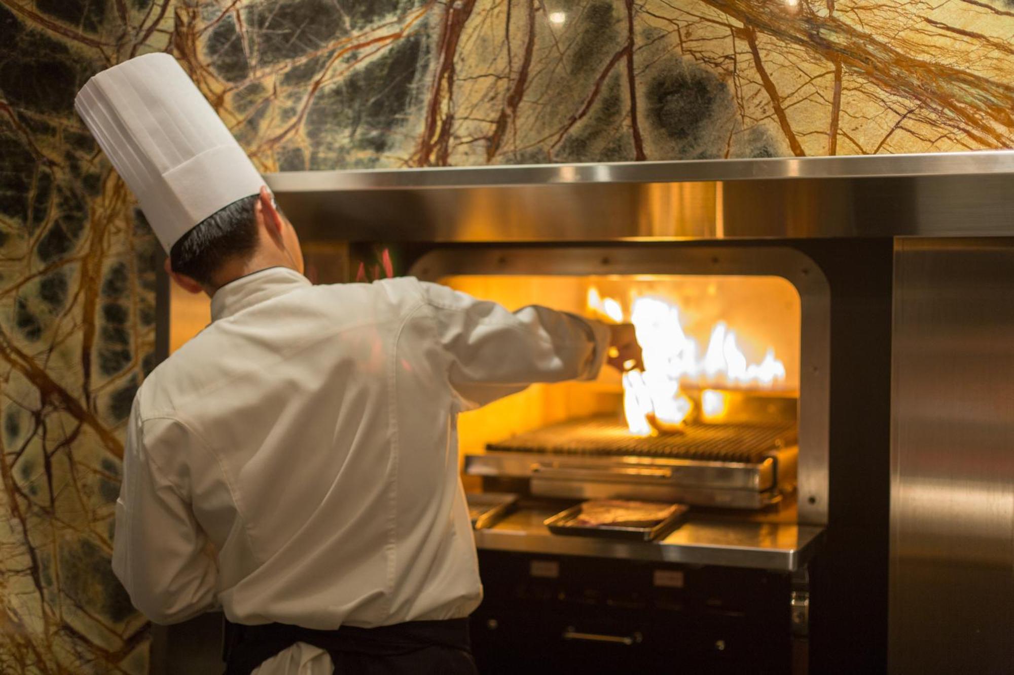Hyatt Regency Naha, Okinawa Hotel Exterior foto A chef cooking with a blowtorch