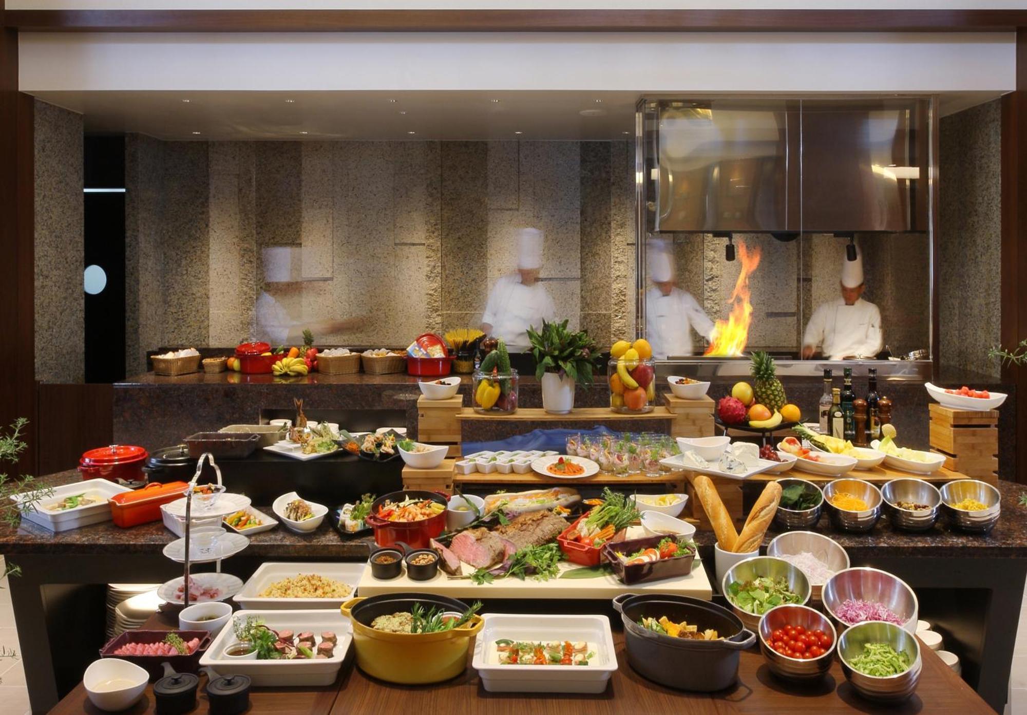 Hyatt Regency Naha, Okinawa Hotel Exterior foto A buffet at a restaurant